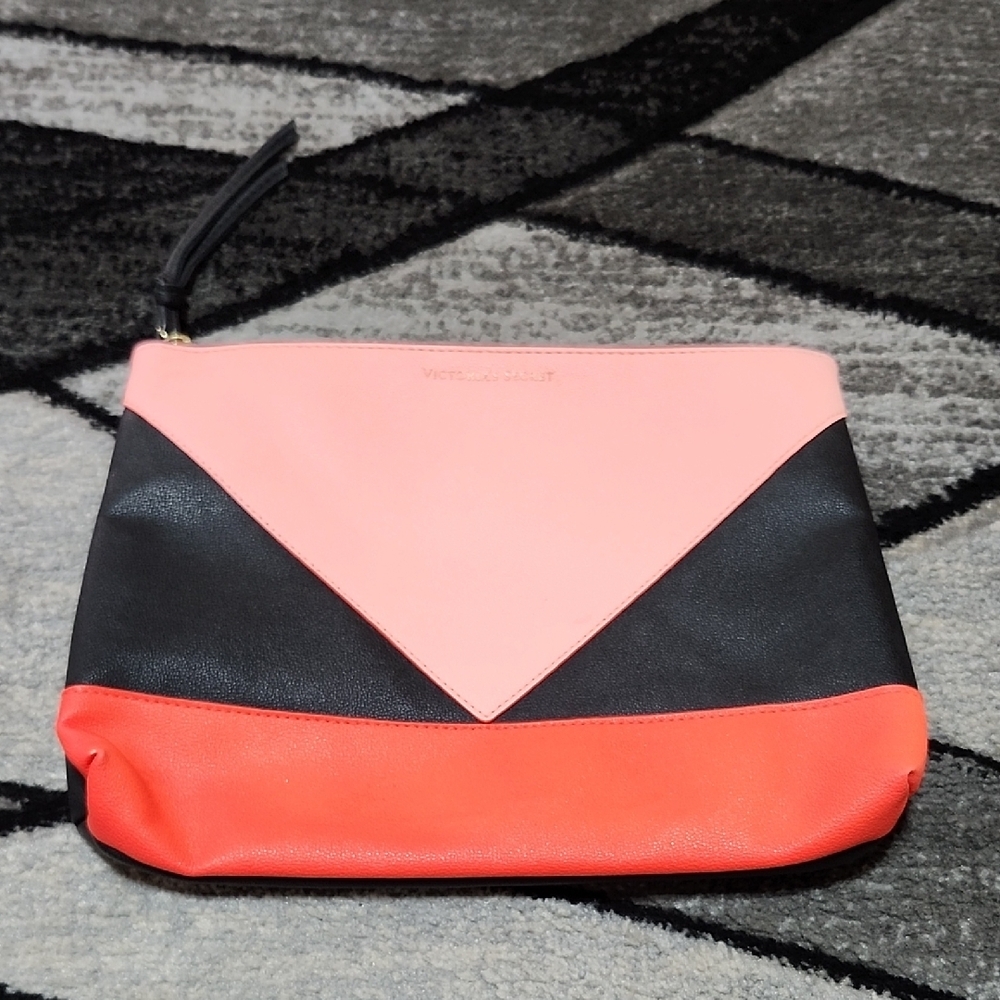VICTORIA SECRET 2016 CORAL BLACK FAUX-LEATHER GEO FULL-ZIP BEAUTY COSMETICCLUTCH